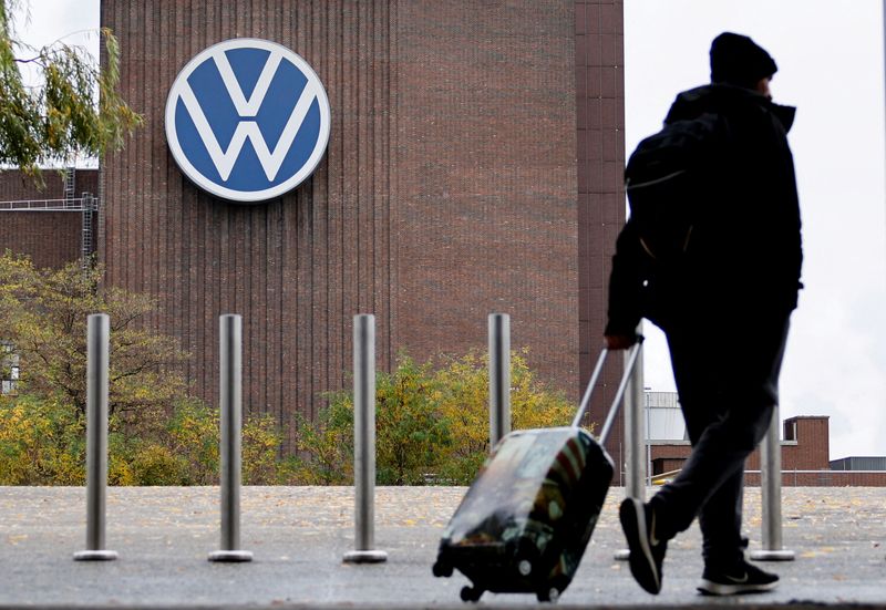 VW executives to take 10% pay cut as part of bonus reduction plan, German newspaper reports