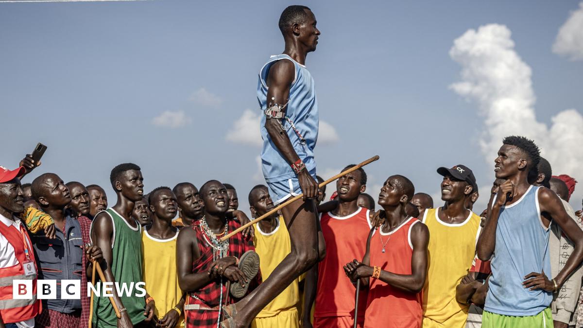 Warriors, water and a white horse: photos of the week