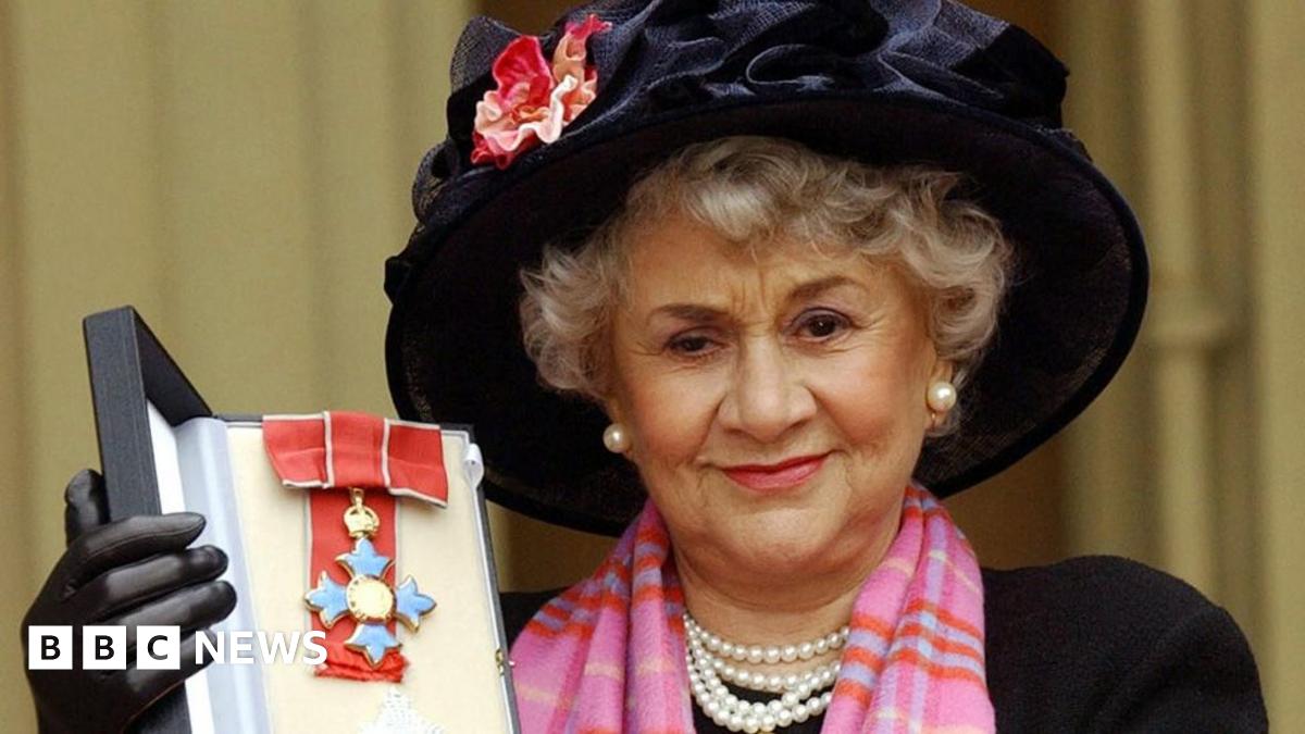 Dame Joan Plowright: Theater legend dies aged 95